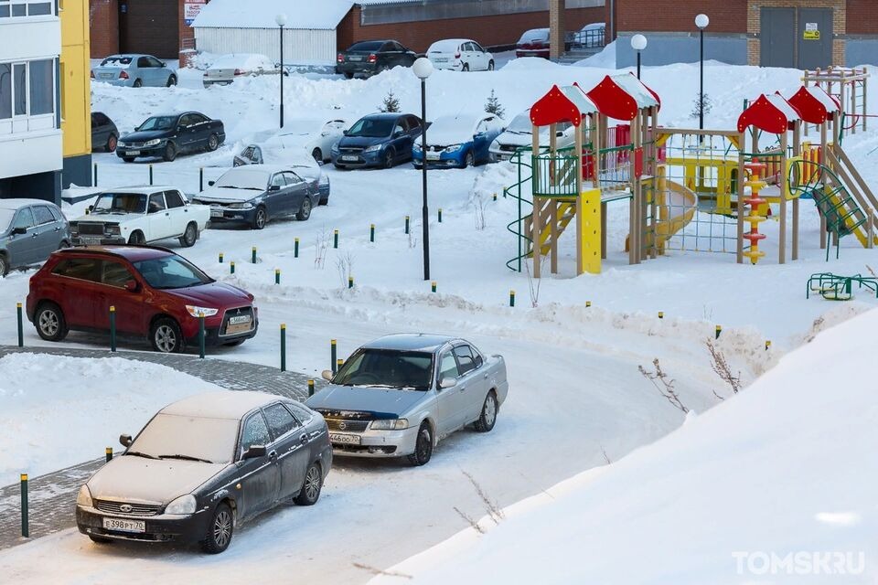 Доля дворов с парковками в Томской области оказалась самой высокой в Сибири