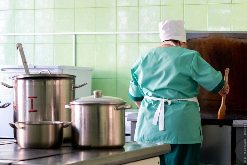 Жители села в Томском районе жалуются на уменьшение порций в школьной столовой