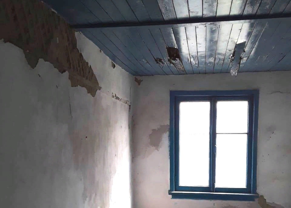 Стены покрываются инеем: жительница Томской области пожаловалась на условия жизни в аварийном доме
