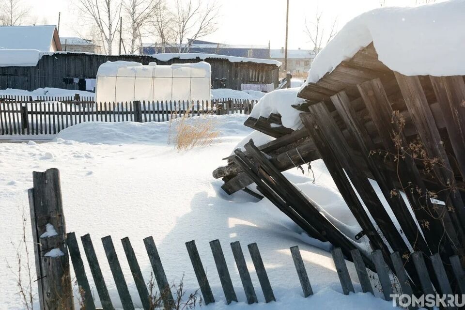 Повредил забор: томич отсудил больше 80 тысяч у соседа за упавший с крыши снег