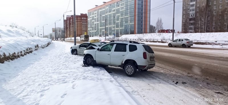 В Томске таксист не уступил дорогу иномарке и устроил ДТП на перекрестке