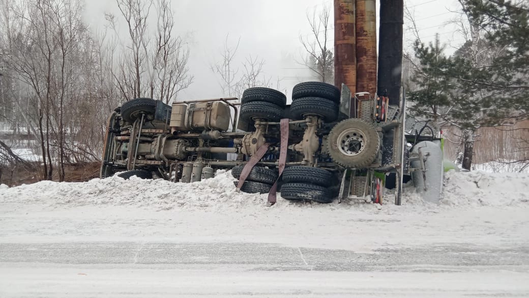 В Северске грузовик завалился на теплотрассу