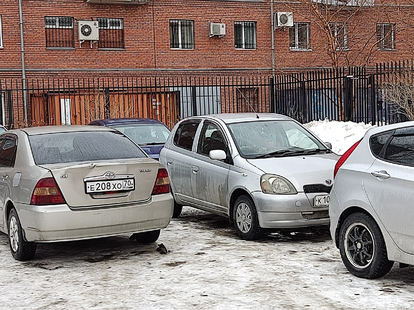 Мастера томской парковки: невозможное возможно и перекрытые тротуары |  09.03.2022 | Томск - БезФормата