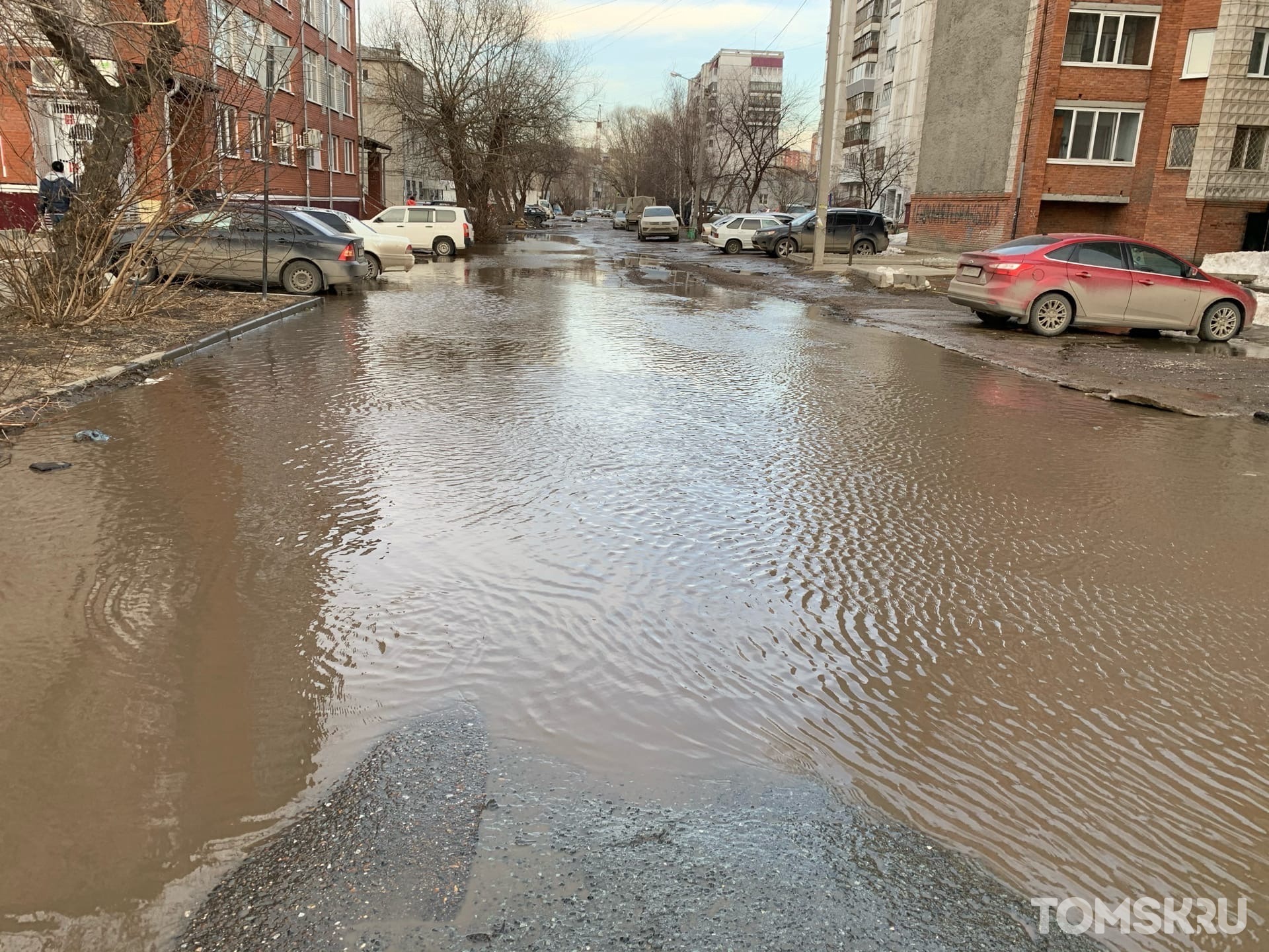 Томск точное. Большая лужа. Весна в городе лужи. Огромная лужа на дороге. Лужи весной.