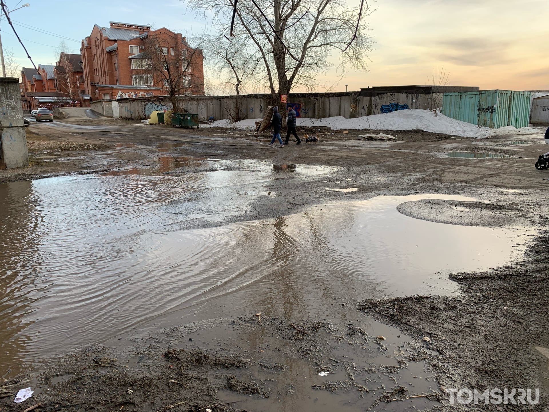 Томск точное. Томское море Томск. Томское море черная речка. Весна в городе. Большая лужа.