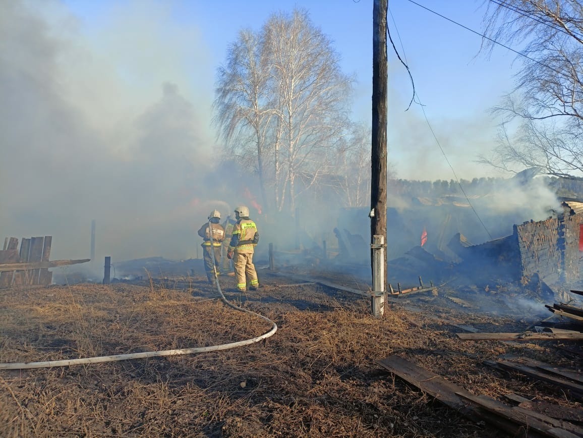 Сжигали мусор и устроили пожар: два частных дома и авто сгорели в Томске
