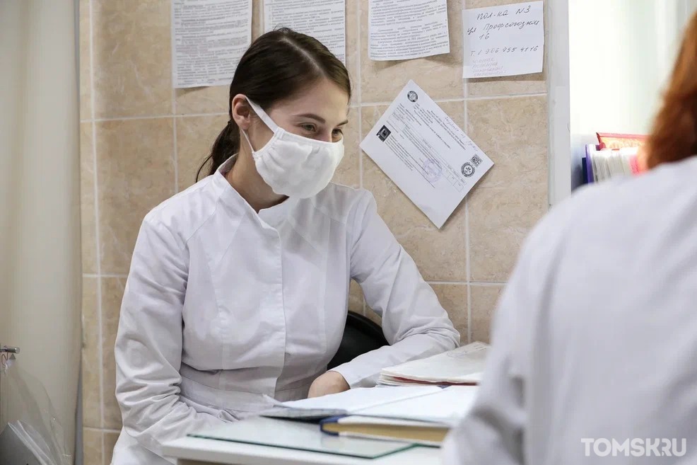 Средняя зарплата медиков в Томской области упала на 2%  