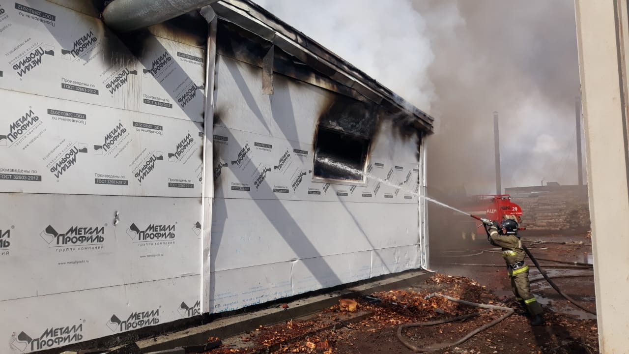 Серьезный пожар в Асино: горит склад готовой продукции