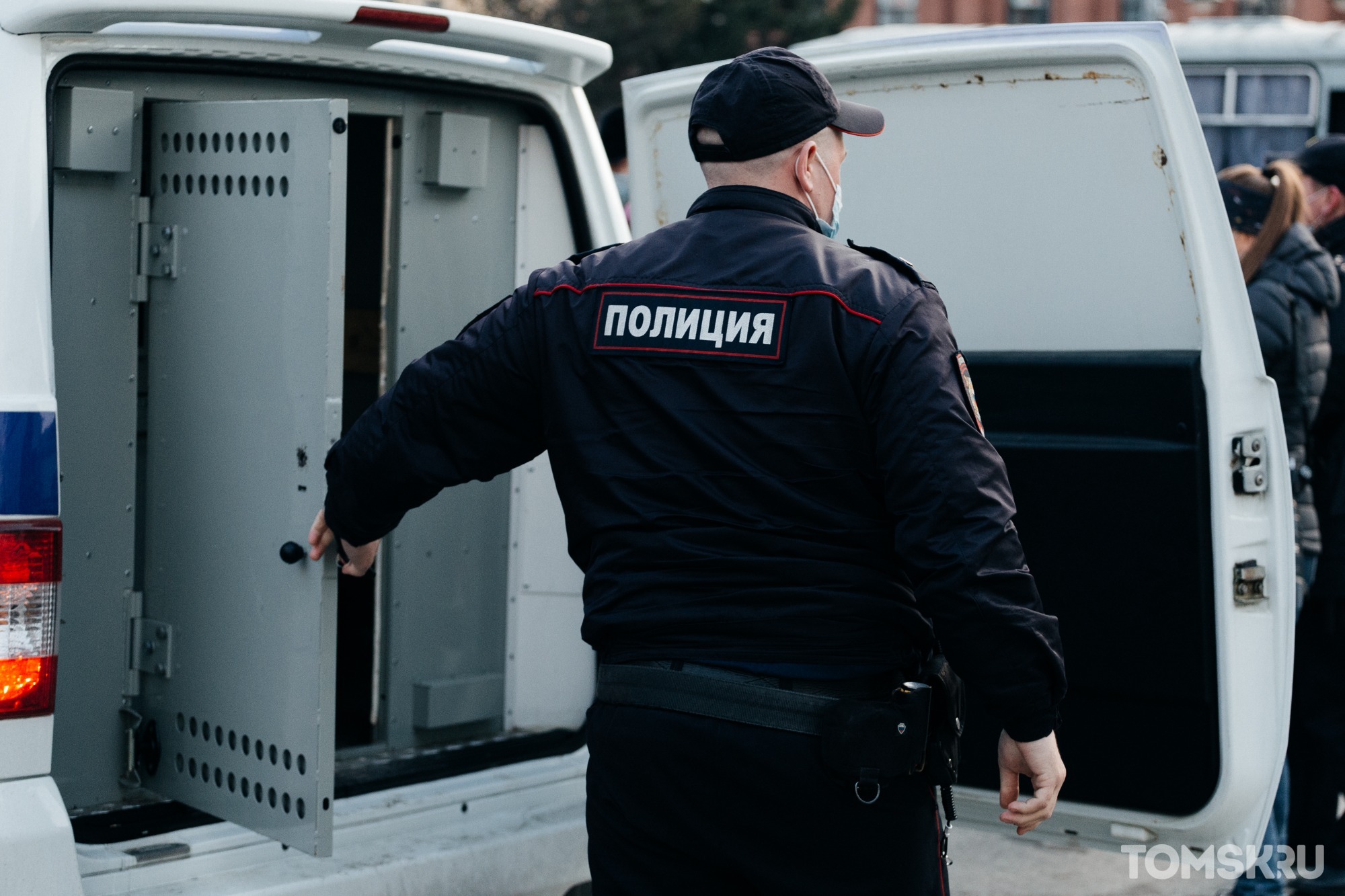 Два телефона, портативная колонка и 19 000 рублей: злоумышленник похитил рюкзак у томича 