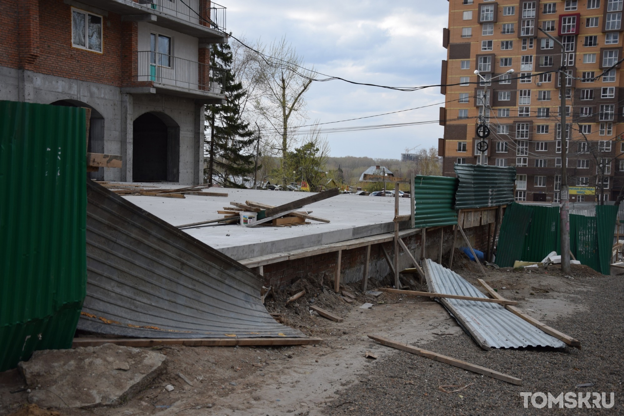 Погнутые краны, упавшие деревья и много мусора: последствия шторма в Томске