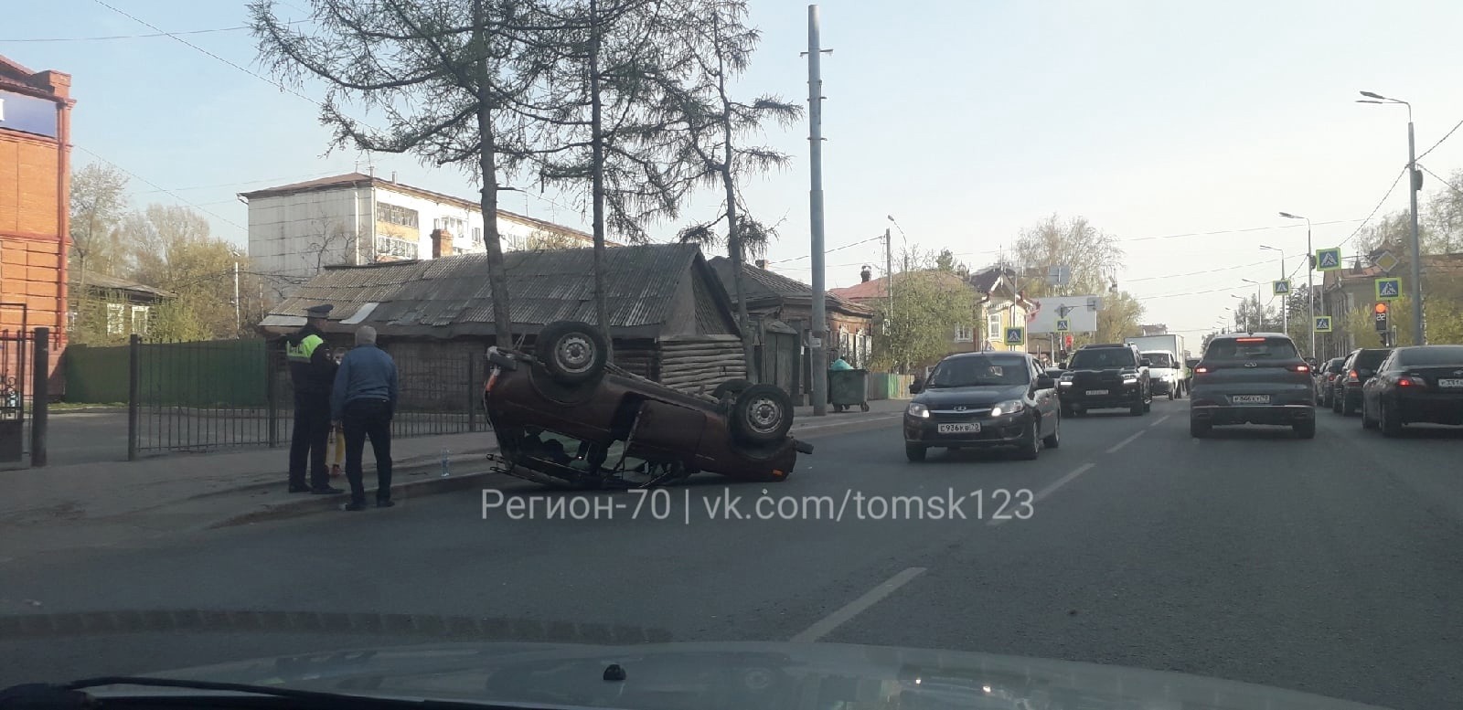 Автомобиль перевернулся на перекрестке в Томске: образовалась огромная пробка