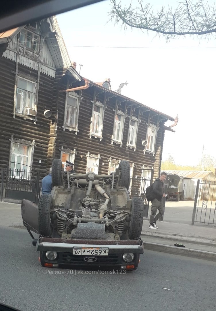 Автомобиль перевернулся на перекрестке в Томске: образовалась огромная  пробка | 11.05.2022 | Томск - БезФормата