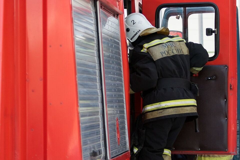 Пожарные потушили загоревшуюся квартиру на ул. Алтайской в Томске