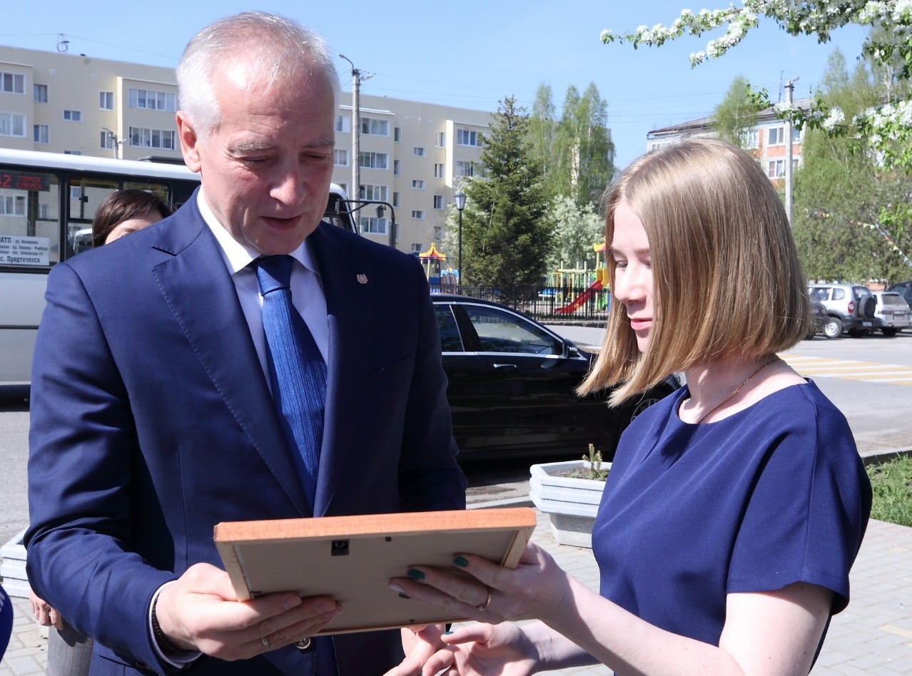 Новая мера поддержки детей-сирот: Владимир Мазур вручил первый жилищный сертификат 