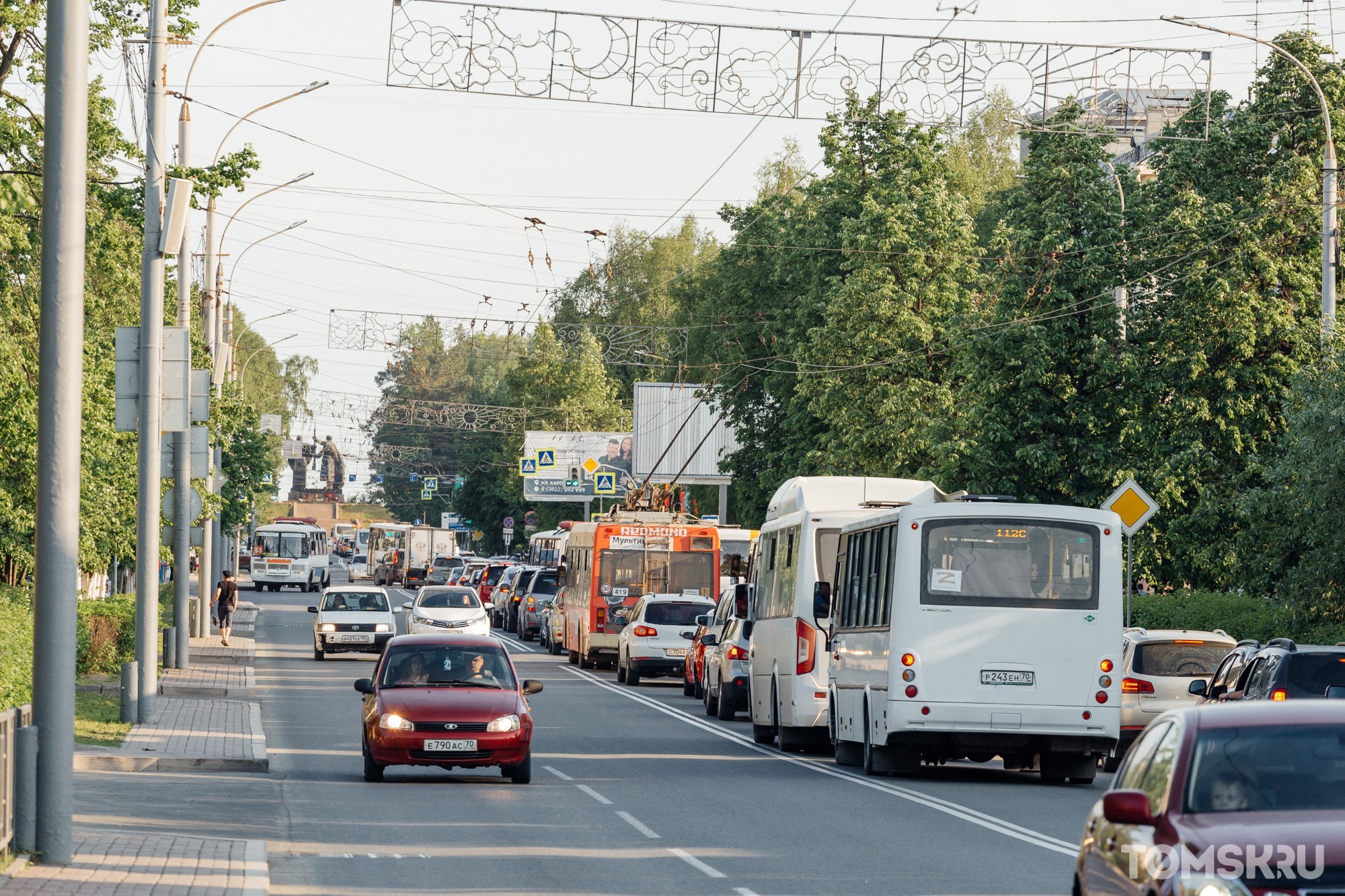Мужчина выпал  маршрутки в Томске на проспекте Кирова