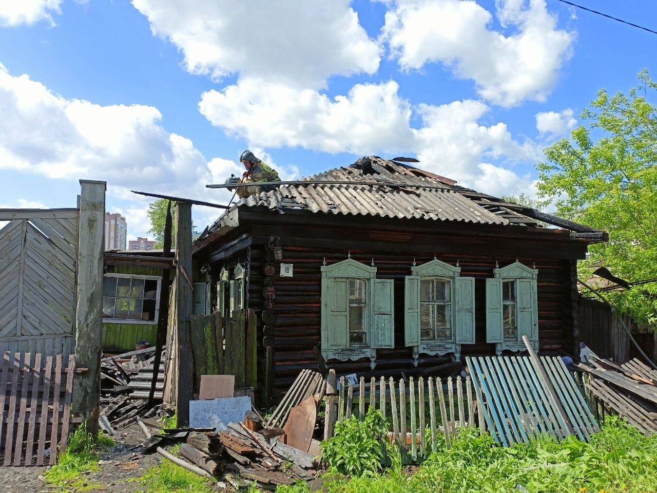 Пожарные вынесли из горячего дома два газовых баллона и спасли мужчину |  30.05.2022 | Томск - БезФормата