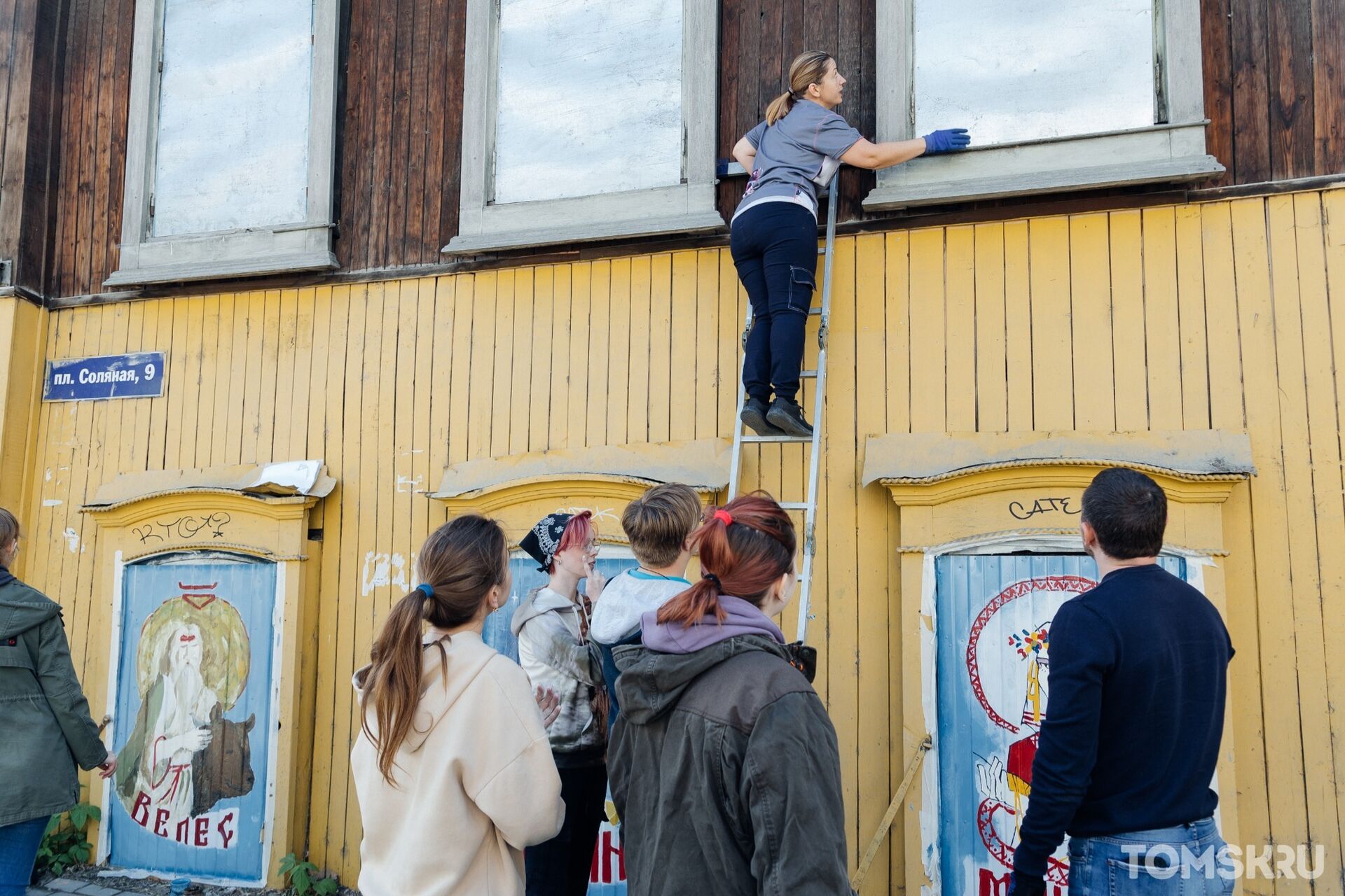 Tomsk.ru и Центр сохранения исторического наследия провели арт-консервацию  заброшенного дома | 10.06.2022 | Томск - БезФормата