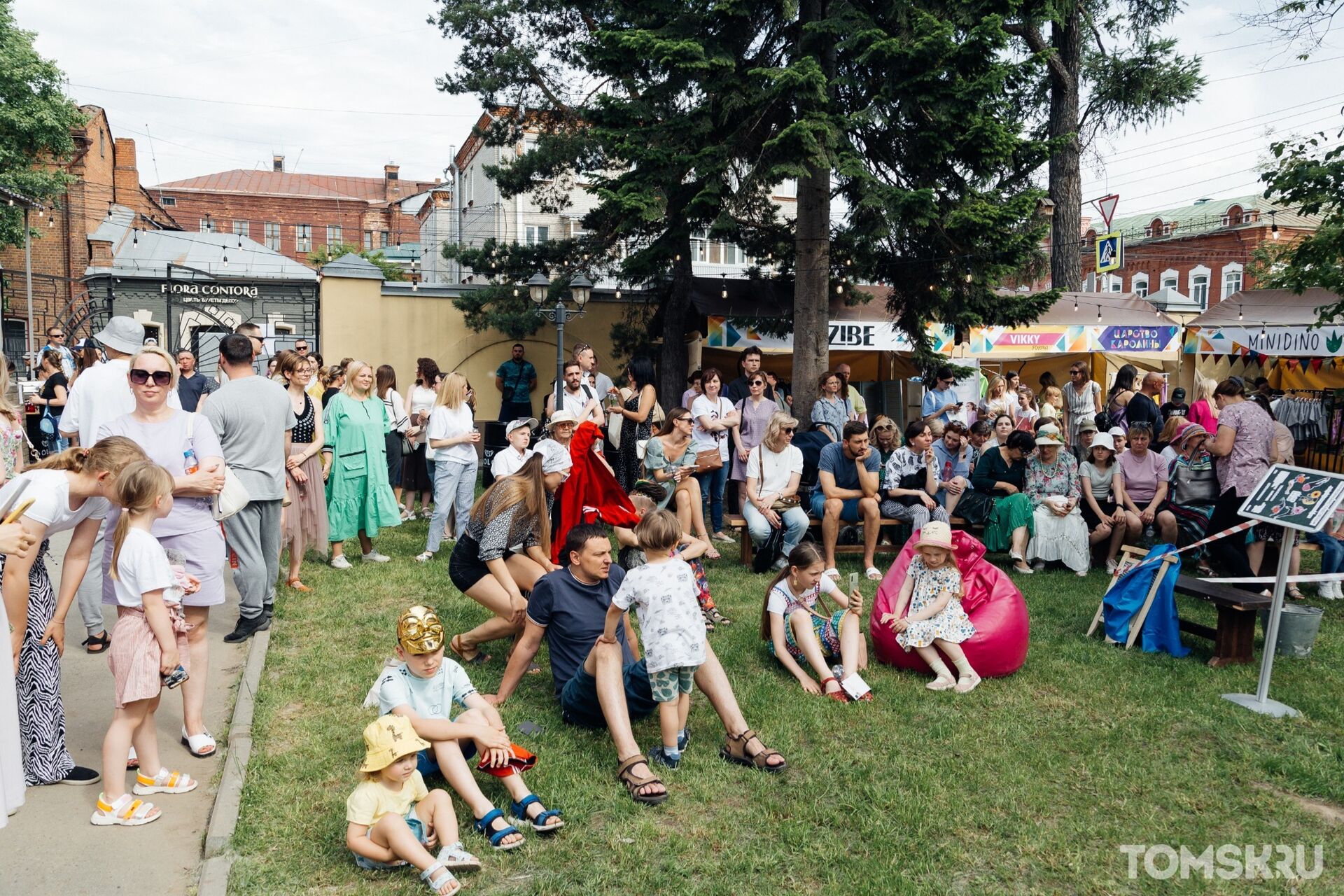 Лето, платья и перформансы: фоторепортаж с фестиваля «Модный дворик» |  11.06.2022 | Томск - БезФормата