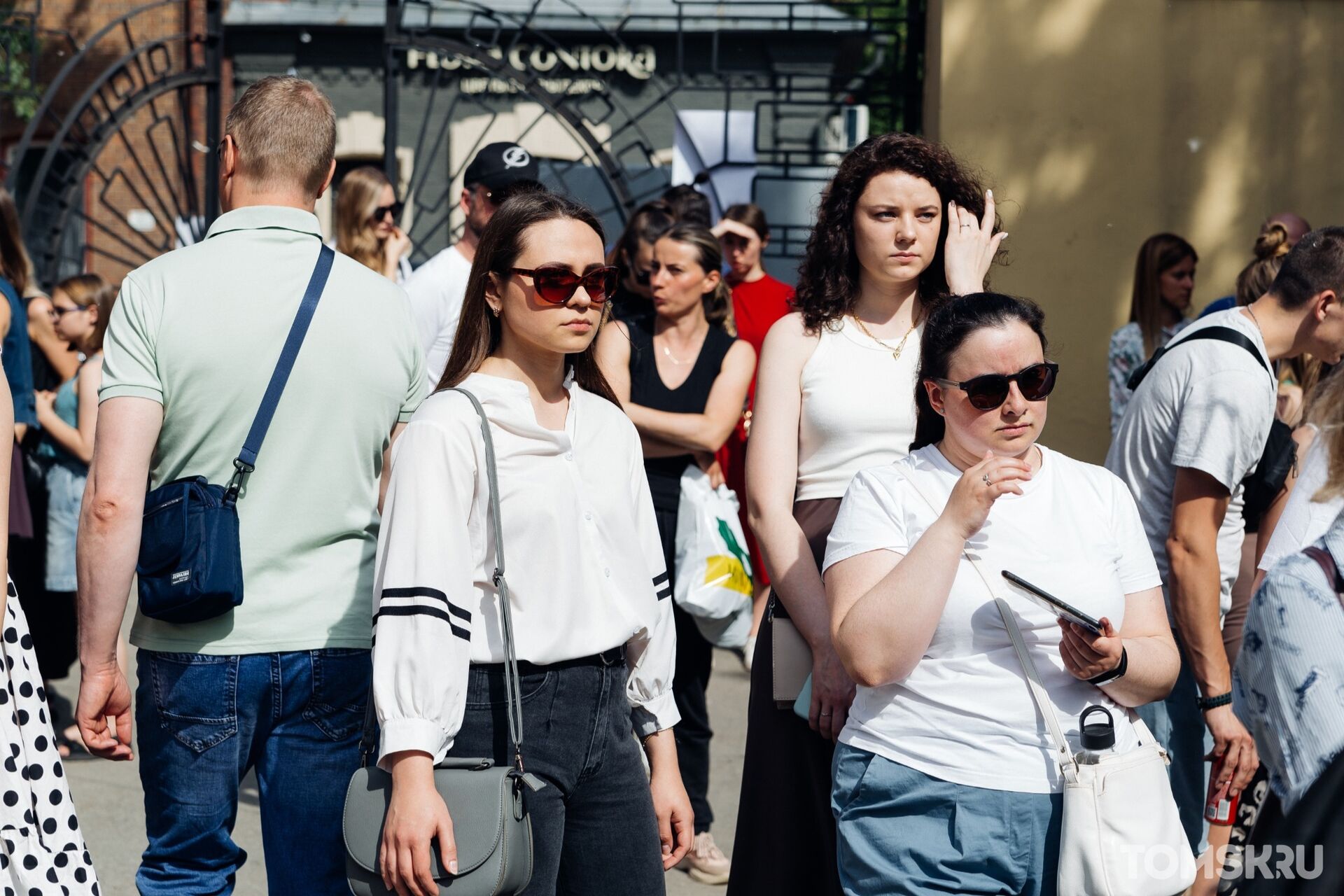 Лето, платья и перформансы: фоторепортаж с фестиваля «Модный дворик» |  11.06.2022 | Томск - БезФормата