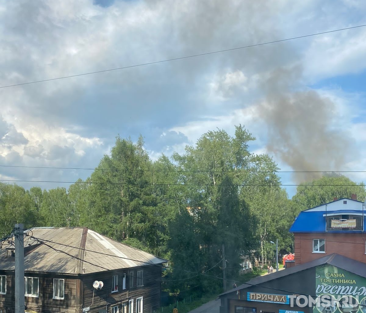 Пожар на улице Некрасова. Горит деревянный дом | 14.06.2022 | Томск -  БезФормата