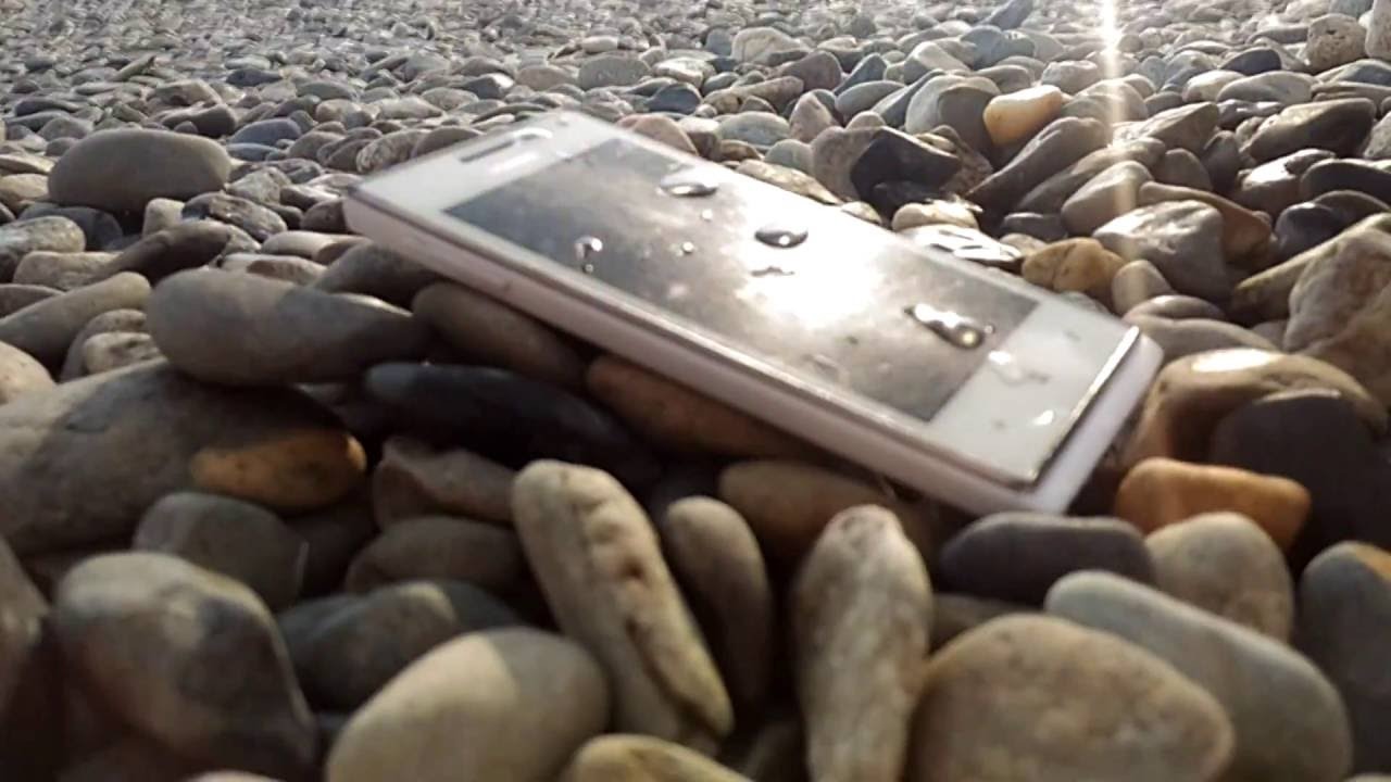 Самсунг упал в воду что делать. Залит смартфон. Телефон утонул. Айфон в воде. Затонувшие телефоны.