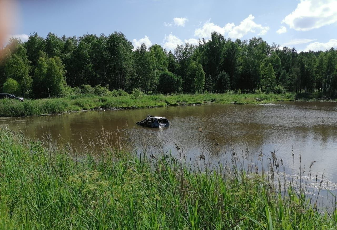 В Томской области легковой автомобиль упал в озеро: его водитель погиб