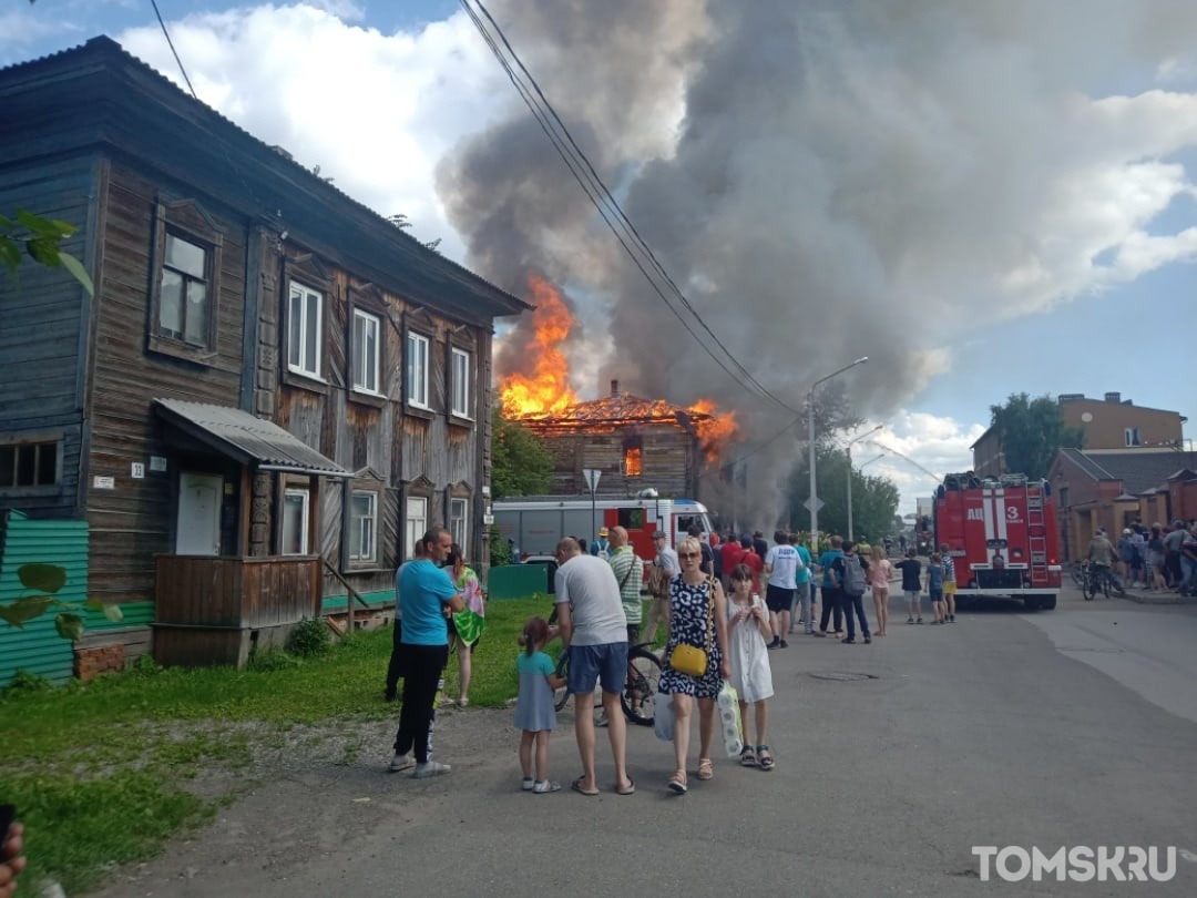 В центре Томска загорелся исторический деревянный дом
