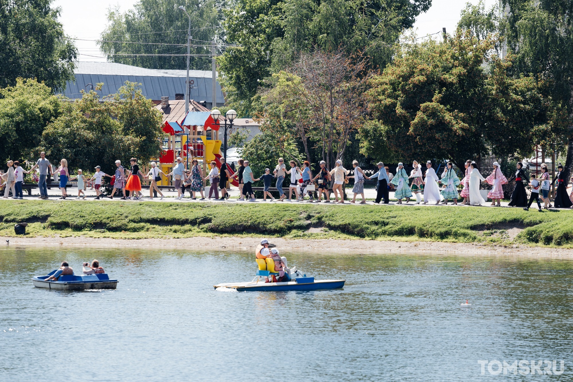 Огромный хоровод, ярмарка и гонки по воде: в Томске прошел этнический фестиваль «Большая рыба»