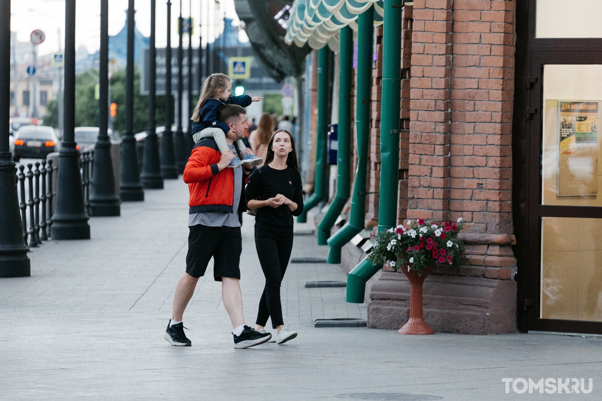 Прогулки по городу, посиделки в сквере и хорошее настроение: фоторепортаж с улиц Томска