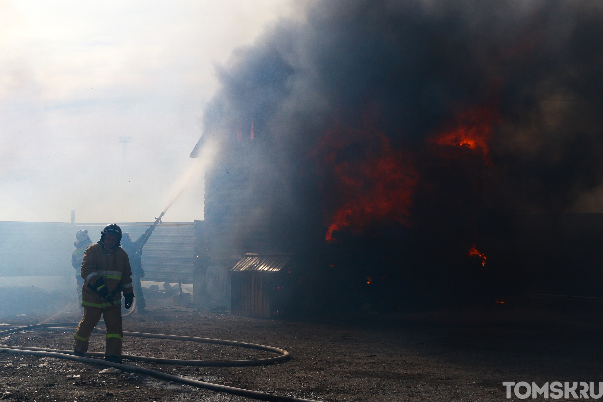 Эксперты назвали возможную причину пожара в Молчановском районе, в котором погибла семья из 7 человек 