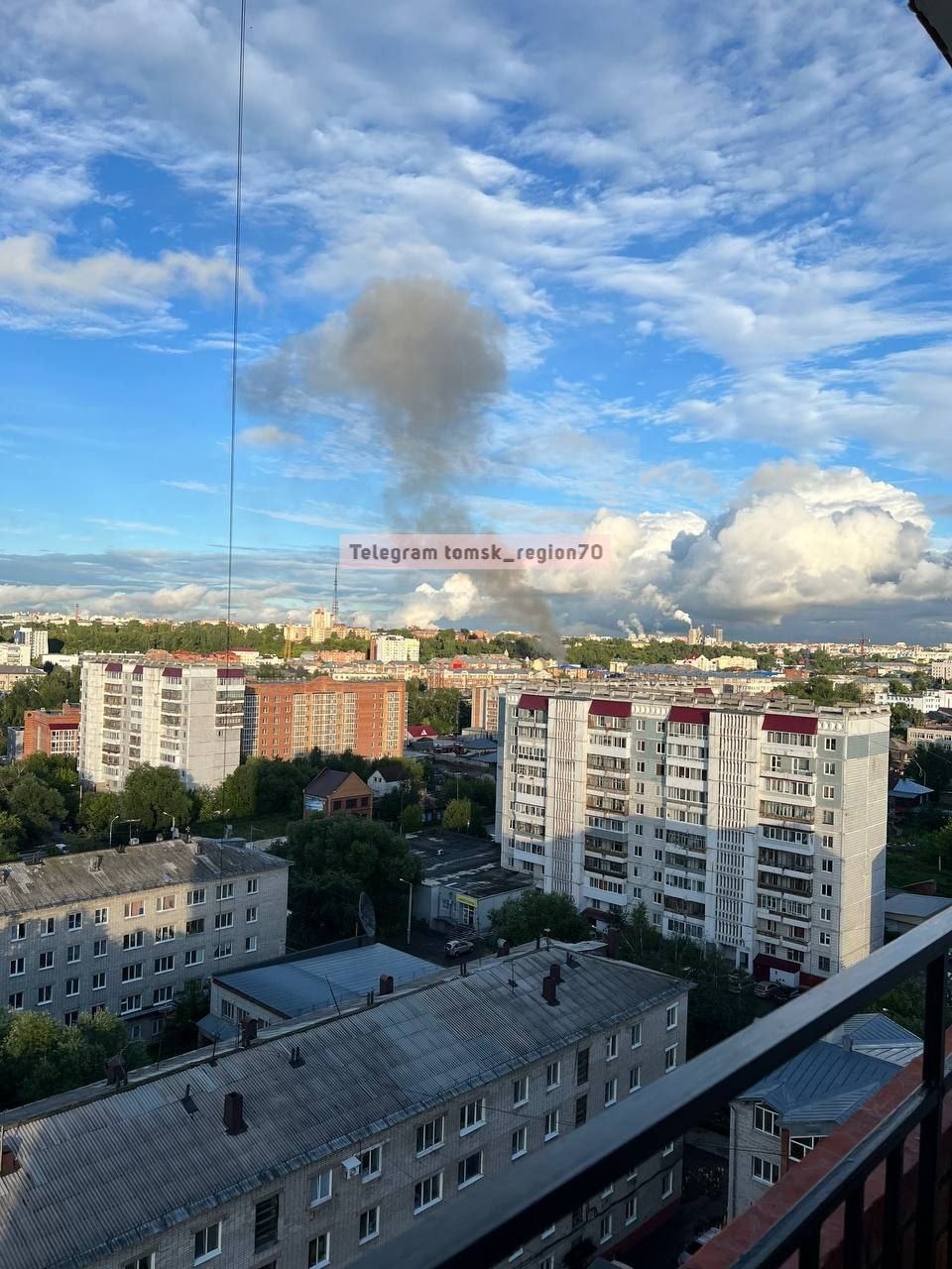 На улице Розы Люксембург тушат деревянный дом | 26.07.2022 | Томск -  БезФормата