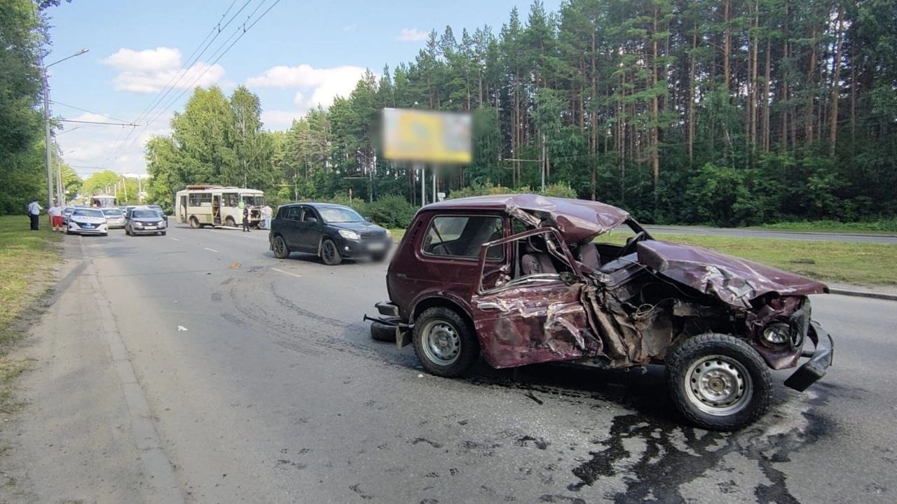В Томске на Иркутском тракте произошло столкновение «ПАЗа» и «ВАЗа»