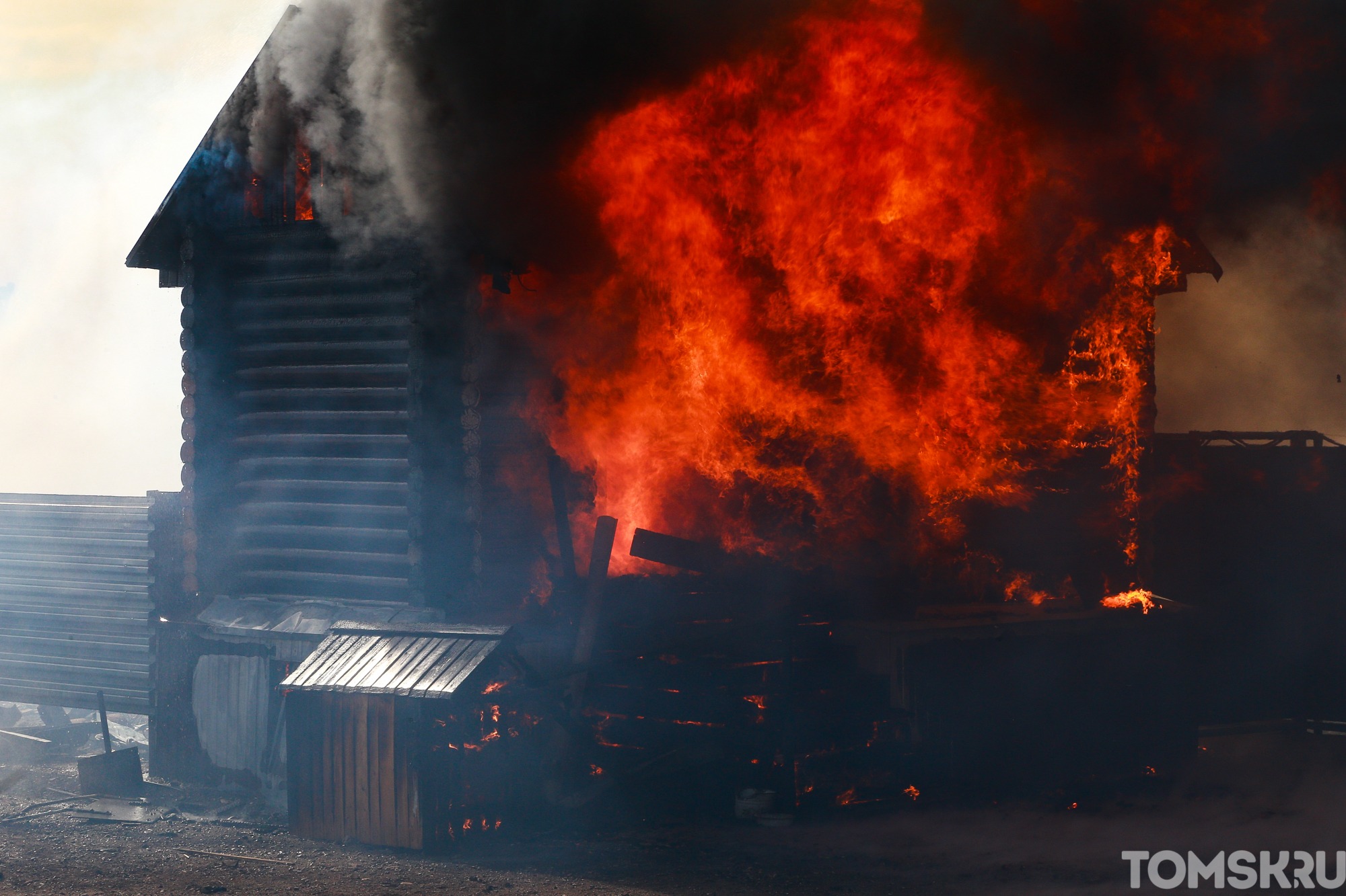 В Томске на Степановке загорелся брусовой дом 