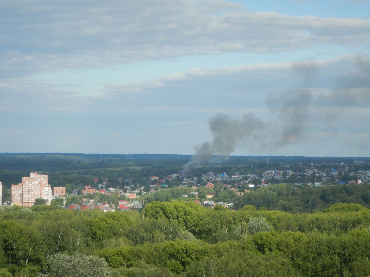 В Томске на Степановке загорелся брусовой дом | 02.08.2022 | Томск -  БезФормата