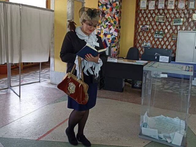 Продавец из Ягодного работала в образе Шапокляк наблюдателем на выборах