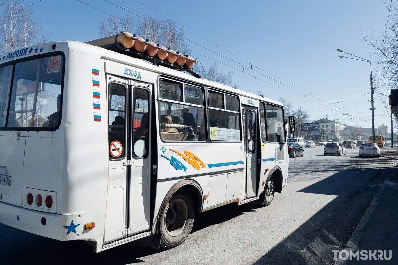 Автобус с тремя пассажирами перевернулся на трассе под Томском