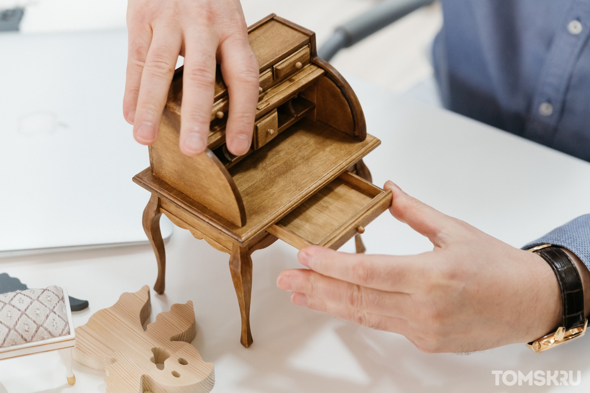 Лакомый кусочек для коллекционеров: как томич создает антикварную мебель для кукол 