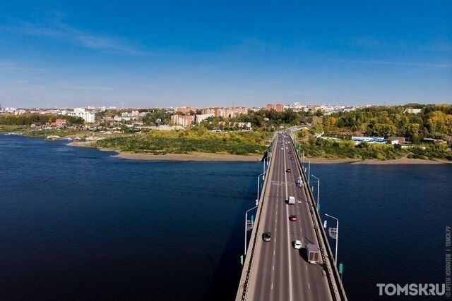 СК: в Томске рабочий упал с Коммунального моста и разбился насмерть 