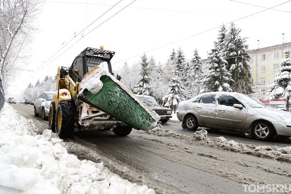 Спецтехника начала расчищать дороги Томска от первого снега