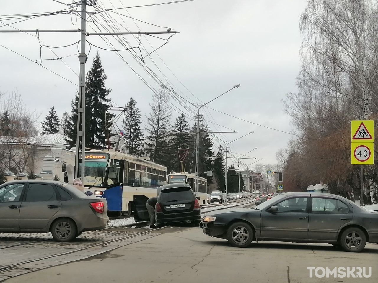 В Томске ДТП на трамвайных путях в районе Горсада 