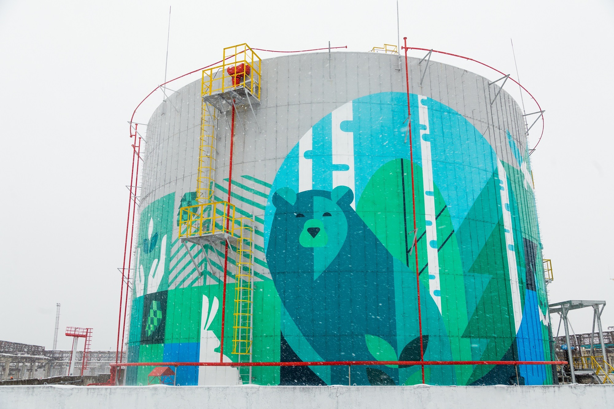 В Томске на резервуаре нефтехимического предприятия появился арт-объект 