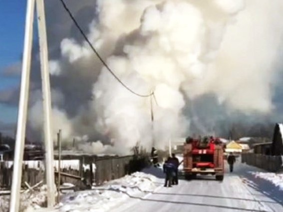Пожар в Томском районе: хозяин горевшего двора получил ожоги 50% тела