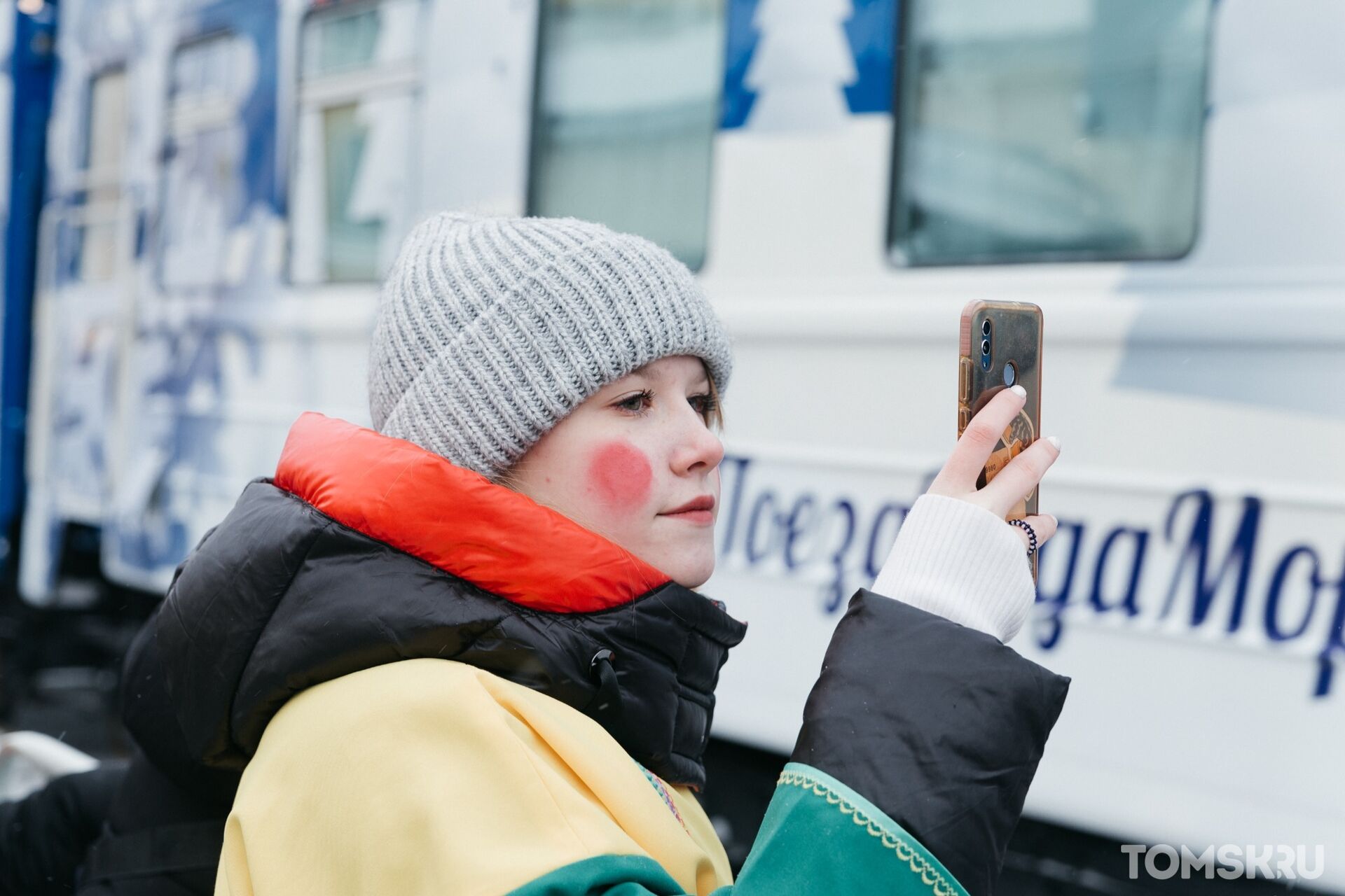 Дети и родители встретили поезд Деда Мороза в Томске. Фоторепортаж |  22.11.2022 | Томск - БезФормата