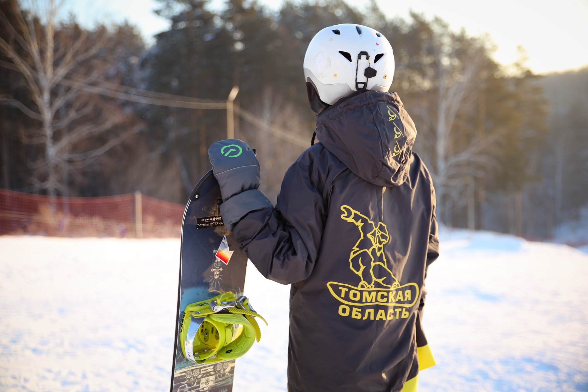 «Они понимают, что такое тренер, команда, доверие»: как социальный проект помогает детям заниматься сноубордом в Томске