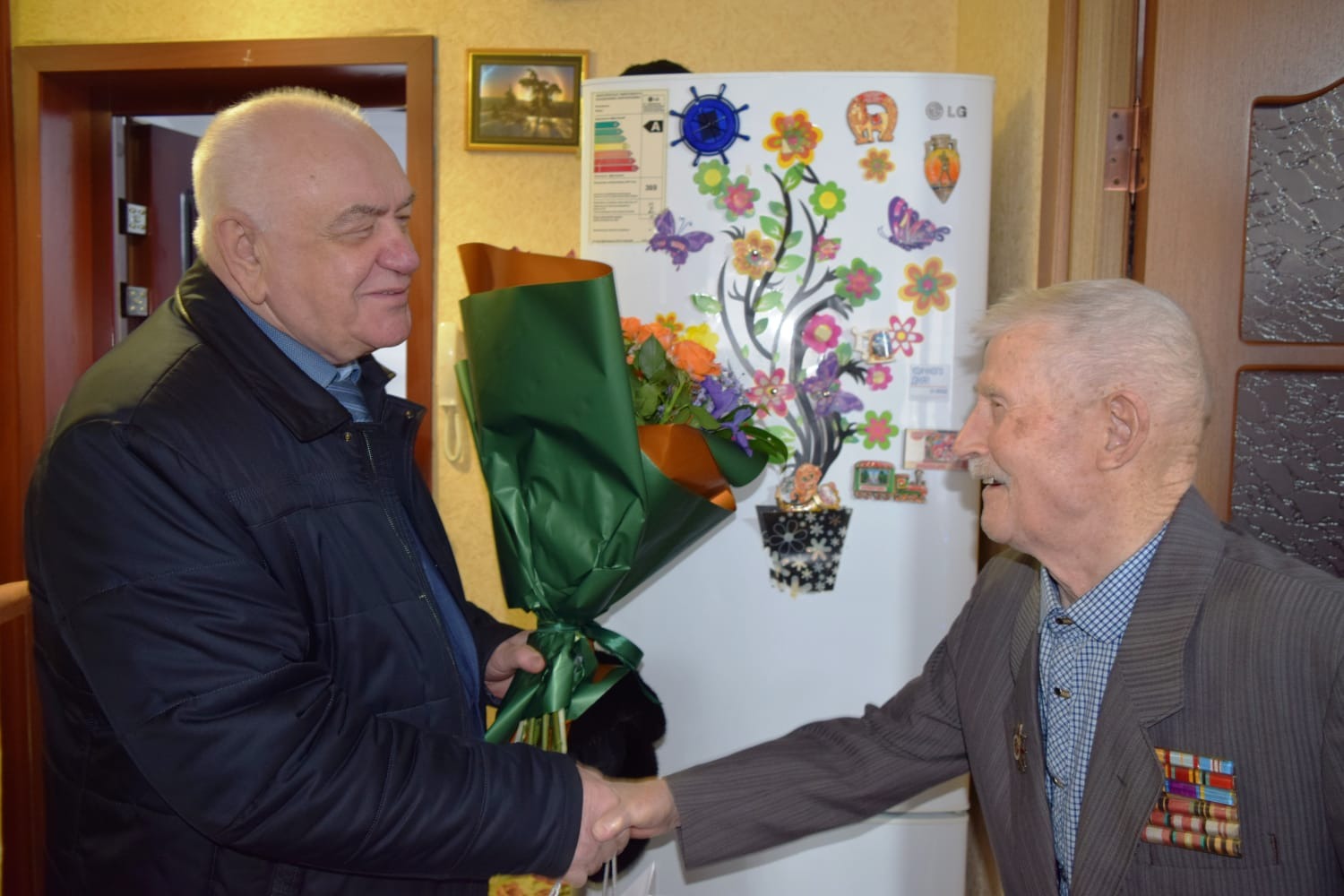 «В их квартире время идет по-особому»: Владимир Резников поздравил с наступающими праздниками семью ветеранов из Лоскутова