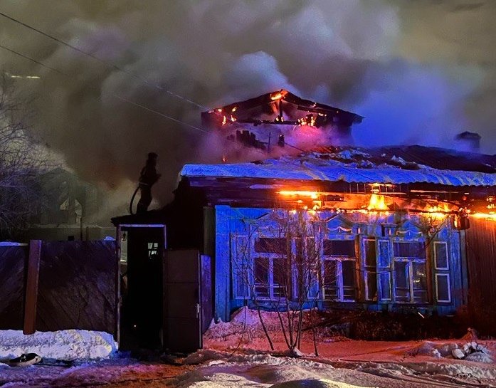 Пожар в историческом центре города: в переулке Горшковском загорелся бревенчатый дом