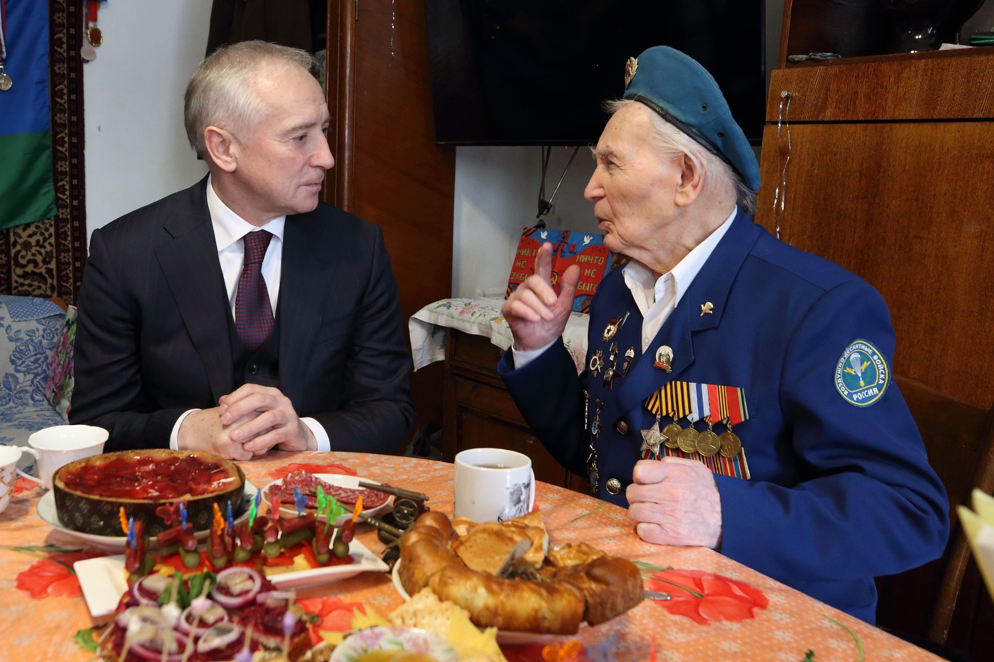 Владимир Мазур лично поздравил с 97-летием старейшего томского десантника 