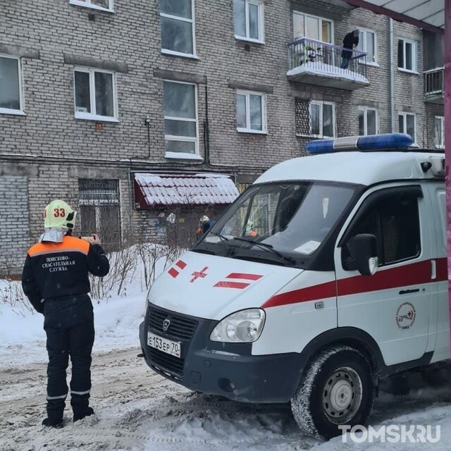 Очевидец: в Томске спасатели пытаются оградить томича от опасного поведения на балконе