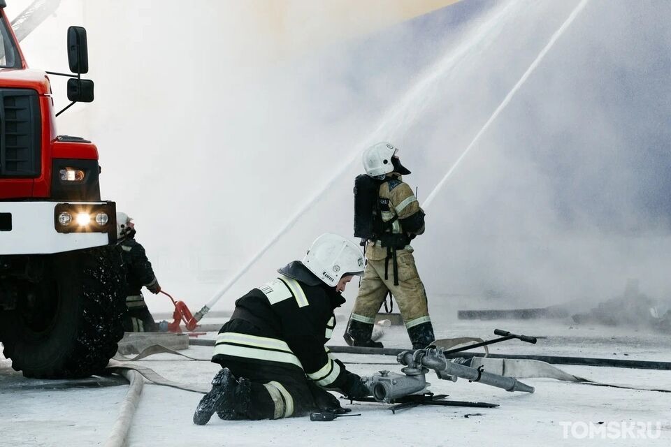 В субботу в Томске пожарные спасли трех человек из возгорания на частном участке
