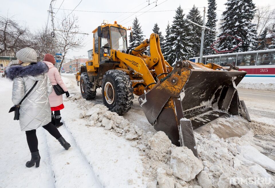 Жители одного из районов Томска не могут добраться до колонки с водой из-за снежных сугробов 